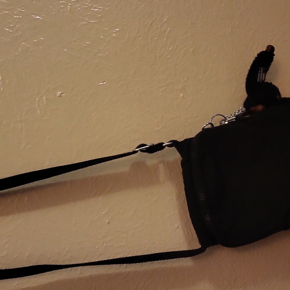 *WOMANS BAG*THIS CUTE KIPLING CROSS BODY W DAVINA THE KEYCHAIN LOTS OF SPACE. - Picture 2 of 5